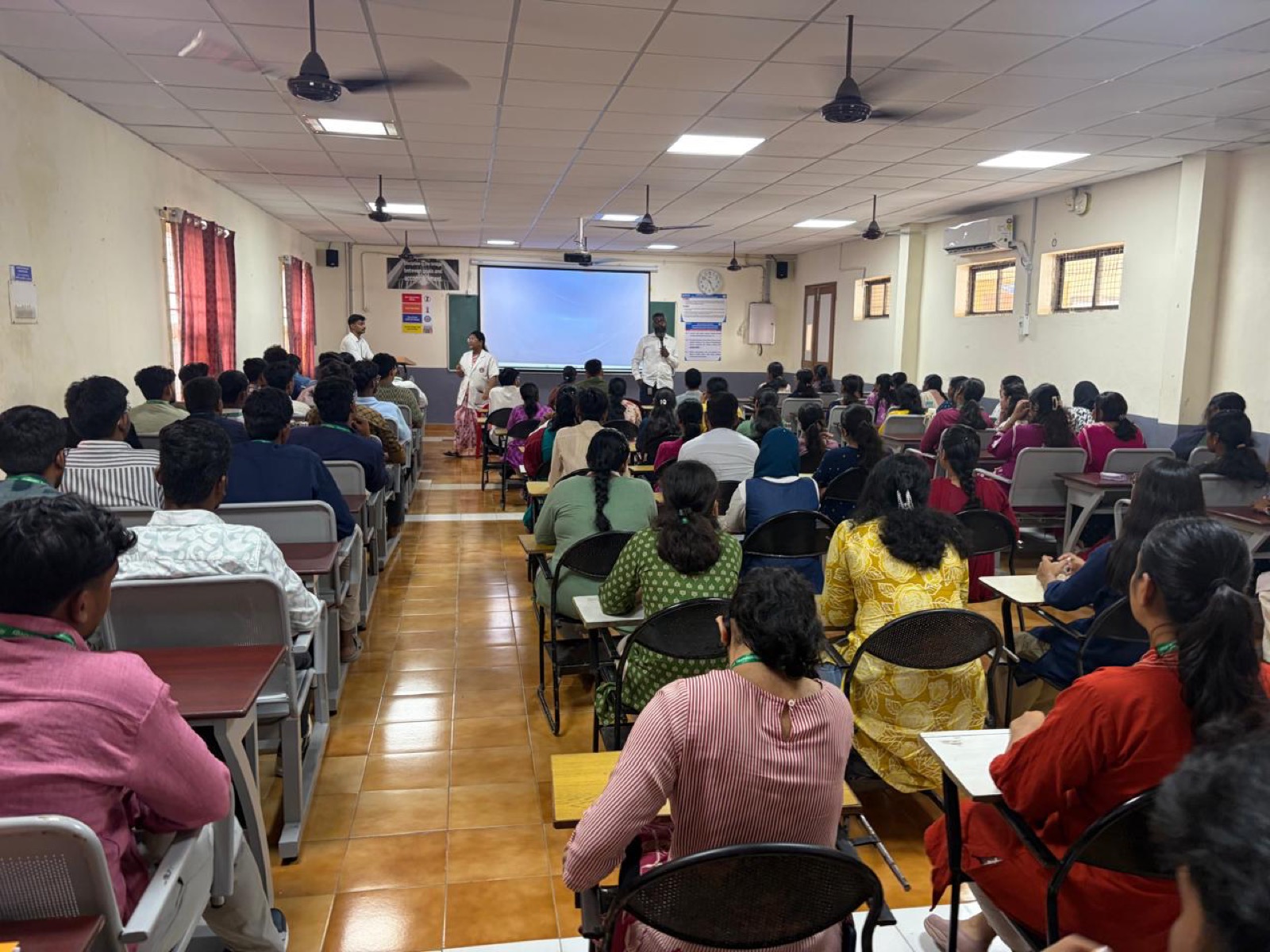 Wide view of the orientation session on IP and startup policy